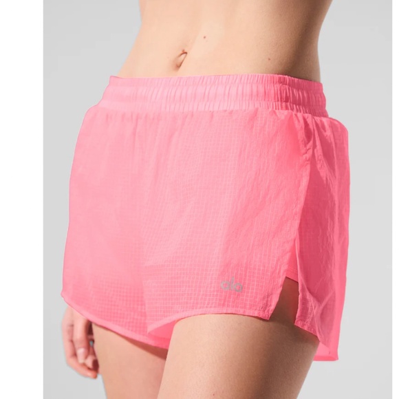 NWT Alo Yoga Game Time Short Neon Bubblegum Large - Picture 2 of 3